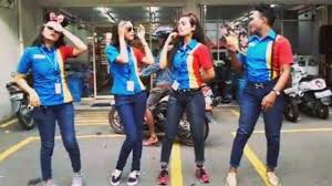 Anda bisa memasukkan keyword nama, username sosial media, atau. Persaingan Kian Ketat Video Unik Cara Karyawan Indomaret Menarik Pelanggan Tribun Medan