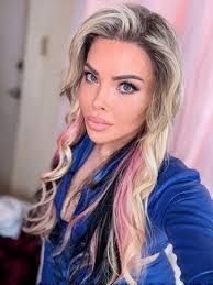 Elisa Roe's Instagram, Twitter & Facebook