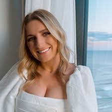 Bethany Cummins's Instagram, Twitter & Facebook