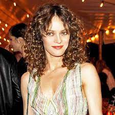 Vanessa Avec Une Coiffure Ultra Frisee Lors Du Diner Chanel En Honneur De Karl Lagerfeld A Antibes Le 8 Mai 2011 Fabrizio Coiffure Cheveux Vanessa Paradis