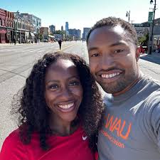 MAJOR BREAKING: Noa has tried Superman ice cream for the first time.