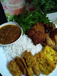 Berikut kumpulan rahasia aneka kreasi dan variasi olahan resepi cilok geprek sambal dadakan pedes sajian sedap. Namakucella Ayam Goreng Sambal Geprek