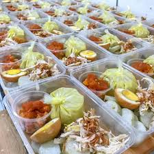 Disantap di hari lebaran sebagai menu pendamping ketupat dan opor ayam atau lauk. Kedaibuatun Lontong Opor Sambal Goreng Kentang Ayam Facebook