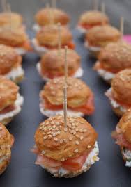 Les Recettes De Kelou Des Recettes Simples Et Gourmandes Pour Mettre Du Bonheur Dans L Assiette Burgers Au Saumon Recette Noel Recette Aperitif