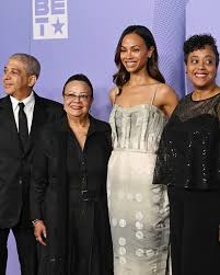Zoe Saldaña poses proudly with her loved ones: her father Aridio Saldaña,  her mother Asalia Nazario, and her sister Mariel Saldaña Nazario at the  56th NAACP Image Awards.
