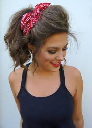 One of the most beautiful curly hairdo with a headband! Headscarves How To Style Them Headband Hairstyles Scarf Hairstyles Rockabilly Hair