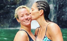 Check spelling or type a new query. Novia De Rapinoe La Defiende De Donald Trump