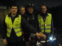 Seulement voilà, un tueur, pradier, lui met des bâtons dans les roues. Distribution Gratuite De Lumieres Aux Cyclistes A Reims Les 21 Et 22 Decembre
