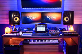 Le studio d'enregistrement sonore (le studio), doté d'équipement à la fine pointe de la technologie, appuie la réalisation de projets d'enregistrement sonore de qualité professionnelle à l'usb, grâce à une équipe de techniciens et de producteurs expérimentés. Epingle Sur Home Studio