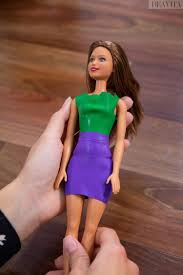 Si les publicités précédentes jouaient sur un registre comique, certaines marques se servent également de barbie pour dénoncer les méfaits de l'anorexie et du culte de. Bricolages Et Astuces Pour Barbie Vetements Coiffure Et Accessoires Diy