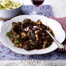 Wildschweingulasch Mit Spatzle Rezept Schweine Gulasch Rezepte Wildschweingulasch