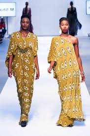 Nous vous proposons des robes chic en pagne africain, des latest ankara fashion style, african dresses, des créativités, des ensembles pagnes, des robes en bazin riche, robe de mariage, des modèles tenue traditionnel pour couple, tenue pour la plage, nice tenue de ville, combinaison. 1001 Exemples De Couture Africaine Chic De Nos Jours