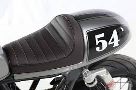 Η σέλα είναι ειδικά σχεδιασμένη για triumph bonneville 08+ (πιθανόν να κάνει και για το μοντέλο από 2002 έως 2008). Triumph Street Twin Goes Thruxton R Bikebrewers Com