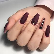 Correcive ongle en gel \ » forme amande classique marbrure noir et rouge avec. Ongles Ballerine Ou Cercueil 25 Idees De Nail Art