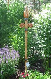 Gartenstele Aus Ton Mit Knospe Keramik Kunst Blog Gartenstelen Keramik Kunst Garten