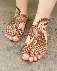 25 Fresh Stunning Foot Mehndi Designs For The Modern Brides Shaadisaga Henna Designs Feet Mehndi Designs Stylish Mehndi