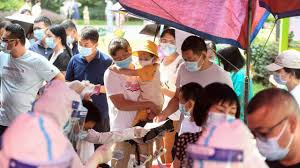 People standing in the queue alleged that some of them had been waiting or their turn for the jab since 6am in the morning. Xtr 3cs3ufoixm