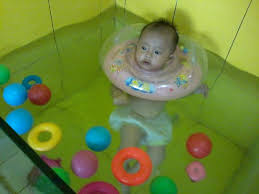 Gembira Dan Ceria Mengenalkan Kegiatan Renang Kepada Anak The Urban Mama