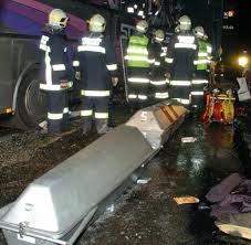 Ein businsasse (63) verstarb noch an der unfallstelle. A13 17 Verletzte Bei Reisebus Unfall Auf Autobahn Welt