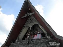 The traditional houses and settlements of the several hundreds ethnic groups of indonesia are extremely varied and all have their own specific history.:5 it is the indonesian variants of the whole austronesian. Melihat Rumah Adat Batak Di Museum Batak Tomok