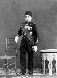 On bir yaşındayken annesi verem hastalığından kurtulamayıp. Sultan 2 Abdulhamid In Aile Albumu