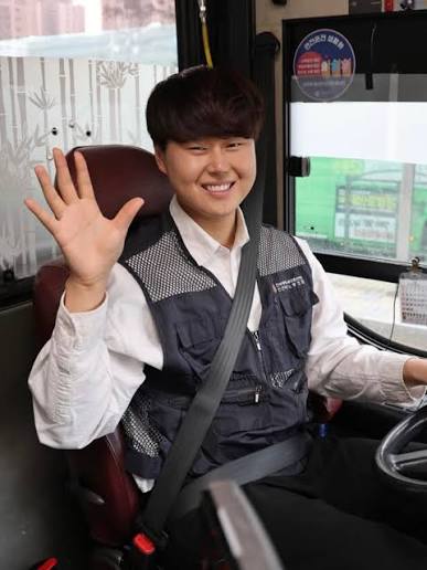 🇰🇷 Young People in South Korea Are Becoming Bus Drivers — A New Job Trend In South Korea, a profession once considered suitable mainly for older workers is now attracting young people.