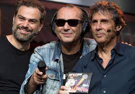 «la mia vita in famiglia è molto serena, sono felicemente innamorato di mia moglie e dei miei due bambini flavio e valerio. Intervista A Luca Barbarossa Conduttore Di Radio 2 Social Club Famiglia Cristiana