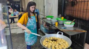 Tahu goreng ini viral beberapa waktu belakangan. Foto Amanda Penjual Tahu Kriuk Yang Viral Kumparan Com