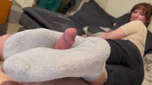 Smelly sockjobsolejob makes him blow