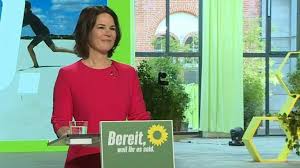 Neuer wirbel um den lebenslauf von kanzlerkandidatin annalena baerbock. Annalena Baerbock Grune Kanzlerkandidatin Schaltet Auf Attacke Um Waz De