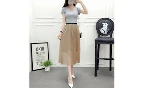 Chân váy màu kem phối với áo màu gì hợp nhất?