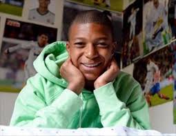 Ses origines, son éducation, un parcours plus tortueux que sa précocité pouvait le laisser imaginer : Kylian Mbappe Hors Normes Ii Documentaire Programme Tv Replay