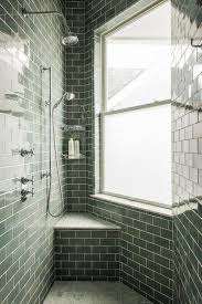 Choisissez votre meuble sous lavabo, meuble vasque, ou encore armoire de toilette pour aménager votre salle de bain selon votre style. Le Vert Sauge Est La Nouvelle Couleur Tendance Et On Craque Completement Photos Carrelage Salle De Bain Idee Salle De Bain Deco Salle De Bain