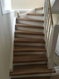 Holztreppen mit neuem werkstoff verkleiden. Attraktive Laminatstufen Auf Alter Holztreppe Holztreppe Treppenrenovierung Holztreppe Renovieren