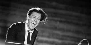 Oggi, 15 maggio 2020, è morto ezio bosso, amato pianista e compositore da tempo affetto da una lunga malattia. Ezio Bosso Torno A Dirigere Un Orchestra Ma Non Torno In Tv