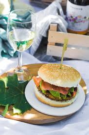 Disponibile in tanti gusti e varietà, è senza grassi animali e naturalmente senza lattosio, pertanto facilmente digeribile. Burger Di Zucchina E Quinoa Con Salmone E Avocado Picnic Con Vino Tinchite