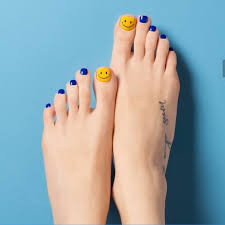 Un diseño para uñas cortas muy fácil de hacer es decorar una o dos uñas de cada mano con un simpático lazo.para hacer esta manicura solo necesitas seguir estos pasos: 15 Ideas De Decoracion De Unas Unas De Pies Sencillas Disenos De Unas Pies Unas Pies Decoracion