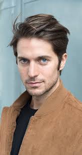 Video) Francezul Lucas Bravo, chef Gabriel in serialul „Emily in Paris”,  este din noiembrie spargator de banci in "Freedom", un film de Mélanie  Laurent. Actorul a petrecut mult timp cu sotia infractorului