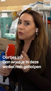 Winkelier Ruben van Domstad Pakket Service is er helemaal klaar mee:  klanten die oortjes in hebben terwijl ze een pakje komen halen. Dus staat  er nu een bord op de toonbank. Oortjes