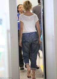 The hunger games actress elizabeth banks has revealed how she believes that her character effie trinket is absolutely. Elizabeth Banks Reveals Her Dirty Feet As She Goes Barefoot Through Airport Security Daily Mail Online