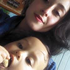 LA IMPORTANCIA DE SABER ELEGIR UN BUEN CALZADO 👟👞 Del lado izquierdo un  calzado que lastima ⛔ y del lado derecho uno perfecto para caminar ✓. Para  evitar problemas en el desarrollo