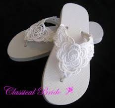 Check out inspiring examples of flipflops artwork on deviantart, and get inspired by our community of talented artists. Spitze Bestickte Hochzeit Hochzeits Flip Flops Von Classicalbride Bridal Flip Flops Diy Wedding Shoes Bridesmaid Flip Flops