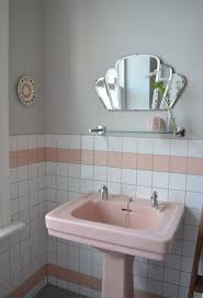 retro bathroom decor