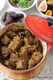 Ia juga mengandung limonena dan sitronelol, yang keduanya menyumbang kepada rasa dan aroma daun limau purut boleh digunakan dalam masakan tidak kiralah penyediaan mentah atau dimasak seperti mendidih, mengukus, dan menumis. Rendang Tok Perak Travellingfoodies