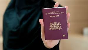 Een geldig paspoort of ander reisdocument. Nederlands Paspoort Van Vier Jihadisten Afgepakt