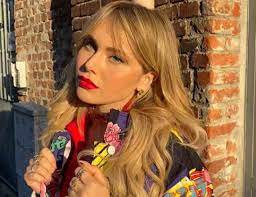 Visualizza questo post su instagram un post condiviso da @jasminecarrisi. Jasmine Carrisi Con I Capelli Rossi Il Look Passato Della Figlia Di Albano Meteoweek