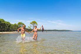 Le lac de cazaux s'est formé par l'accumulation des eaux venant d'une source profonde du massif pour s'initier au dériveur, catamaran et à la planche à voile, plage de cazaux +33 5 56 22 91 00. Lac De Cazaux Et De Sanguinet Baignade Et Activites Au Lac De Cazaux