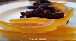 Cospargetele con lo sciroppo di zucchero e decoratele con un ciuffetto di bucce caramellate. Scorze Di Arance Candite Chef Di Sabato