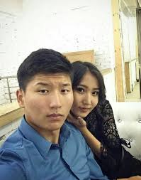 Гудамжинд зөрөөд өнгөрсөн сайхан бүсгүйчүүд ихэнх нь царай муутай эрчүүдтэй  цуг байх нь элбэг байдаг уу, зөрөөд өнгөрсөн хүн бүрийн толгойнд "дурлал  сохор", эсвэл "энэ охин сохор юм" гэхчлэнгээр бодогддог байж болох