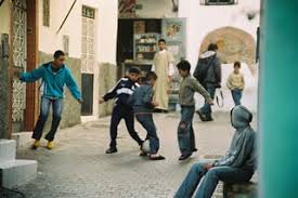 Niños de dibujos animados jugando en la calle con bakground de paisajes de ciudad. Ninos Jugando En La Calle Las Calles Estan Llenas De Ninos Flickr